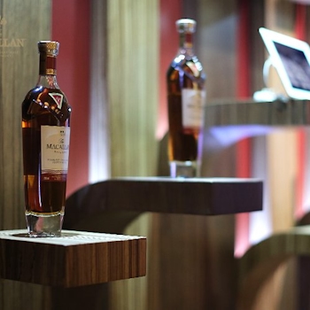 Macallan Whiskey Experience Exhibition Design by Studio Königshausen. Toast the Macallan is a versatile venue, housing a pop-up event, retail store, and evening bar. By day, it welcomes walk-in customers to a dynamic shopping and exhibition area. The space transforms into an intimate bar as night falls, offering exclusive tasting sessions.